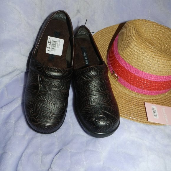 CUSHIONAIRE Clair Vegan Tooled Leather Comfort Clogs Women Brown 🆕📦🏃 💨⚡🚚 - Picture 10 of 15